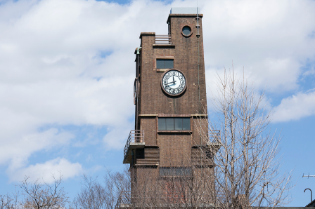 写真�G　時計台　時計と窓が重なる　左：南側より撮影